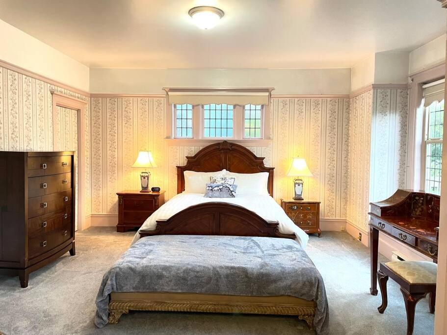 Parlor In Heritage Manor, Fairfield, Near Dt *