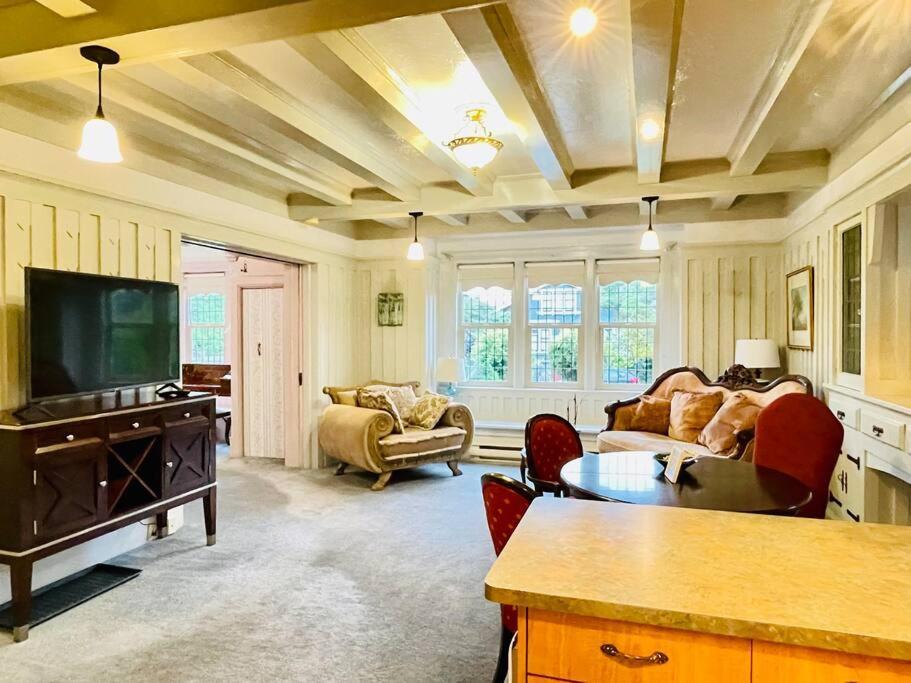 Parlor In Heritage Manor, Fairfield, Near Dt Victoria