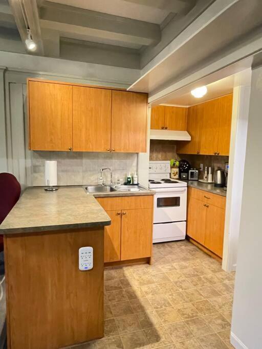 Apartment Parlor In Heritage Manor, Fairfield, Near Dt Victoria