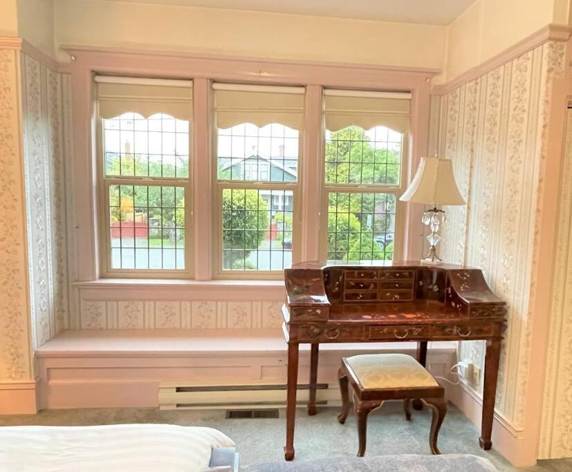 Parlor In Heritage Manor, Fairfield, Near Dt *