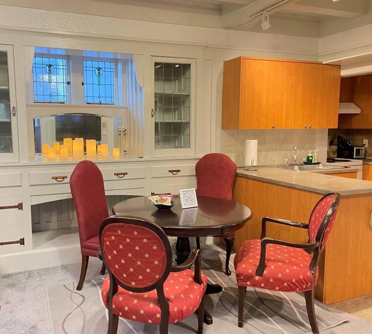 Parlor In Heritage Manor, Fairfield, Near Dt Apartment *