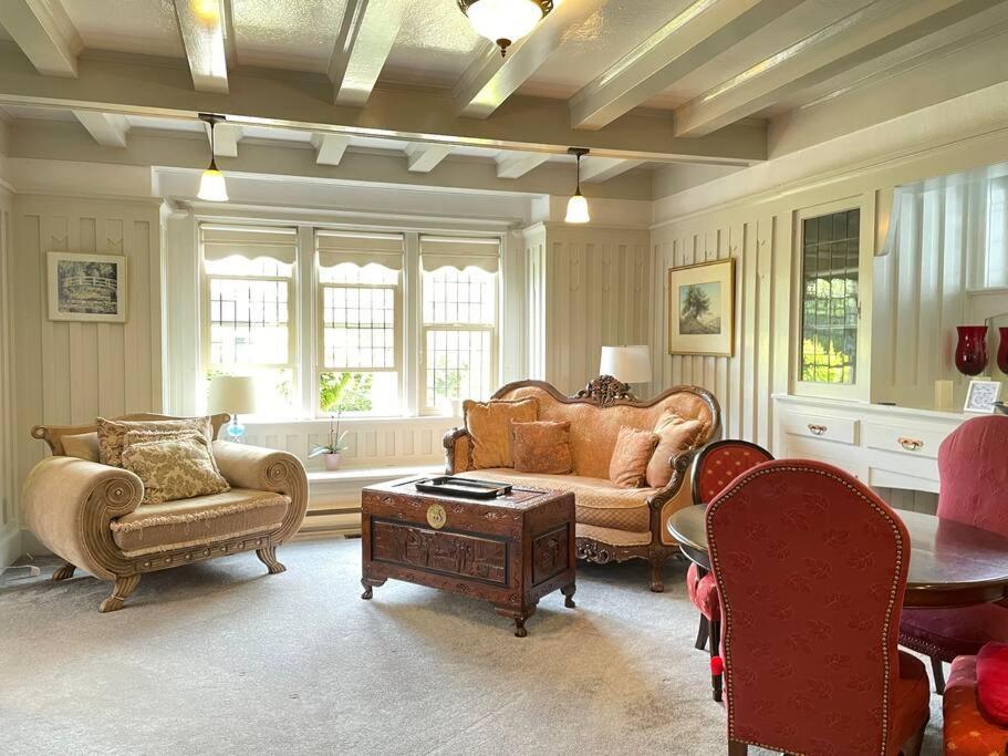 Parlor In Heritage Manor, Fairfield, Near Dt Apartment Victoria