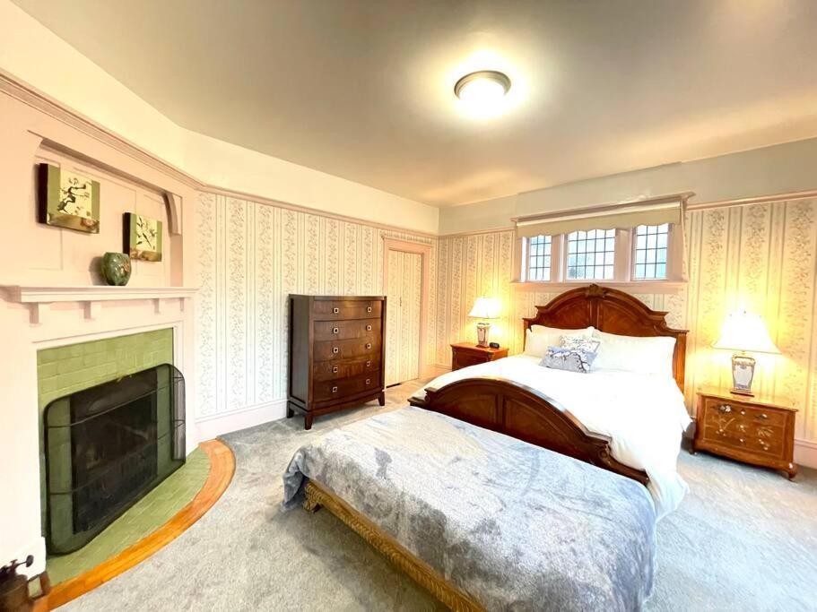 Parlor In Heritage Manor, Fairfield, Near Dt *