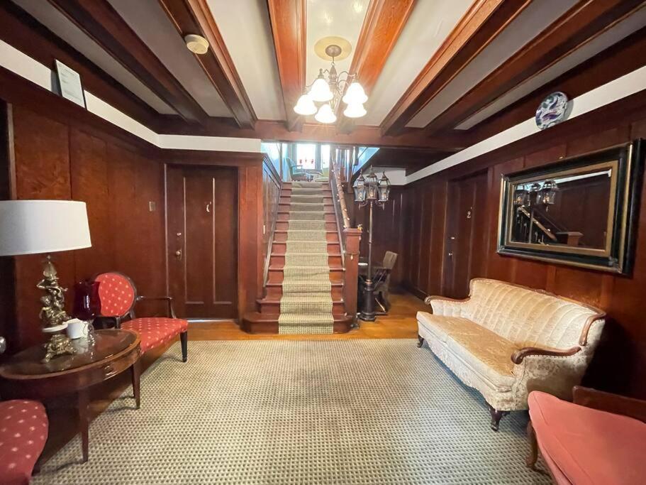 Parlor In Heritage Manor, Fairfield, Near Dt Apartment Victoria