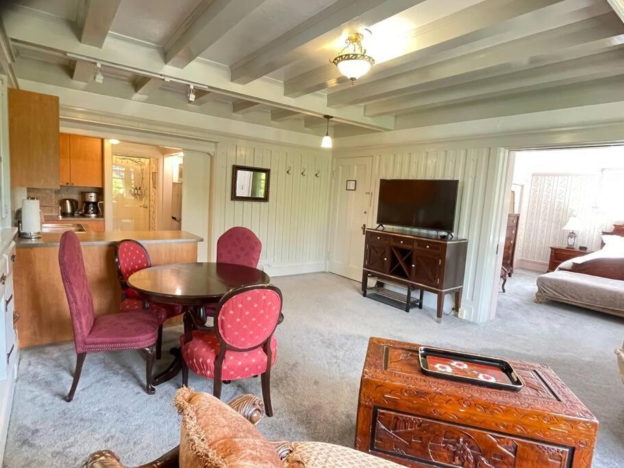Parlor In Heritage Manor, Fairfield, Near Dt Apartment *