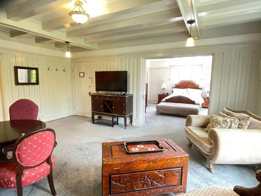 Parlor In Heritage Manor, Fairfield, Near Dt Apartment *